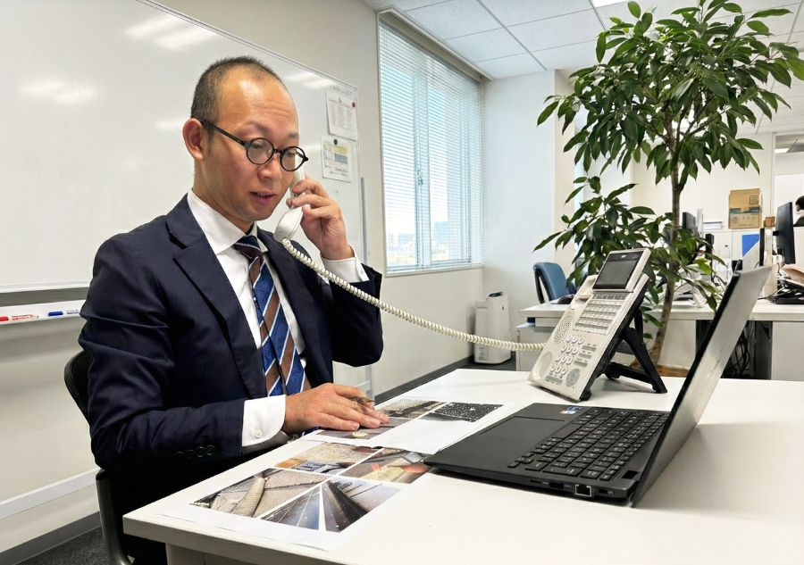 リフォーム工事中のトラブル相談で写真を確認する二級建築士 安藤勉