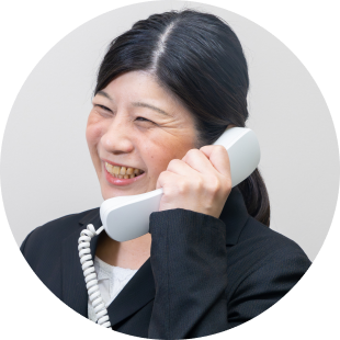 リフォーム補助金の相談に対応する電話受付スタッフ