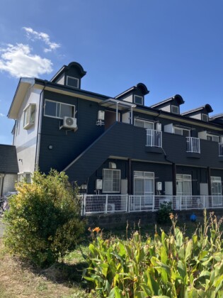 【兵庫県三木市】アパート外壁塗装の施工事例｜ネイビーへの塗り替えで築年数を感じさせない外観へ