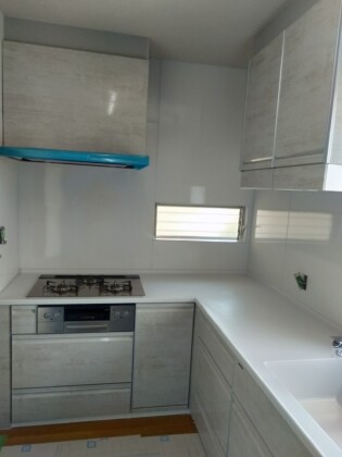 【滋賀県守山市】L型キッチンリフォーム施工事例｜人造大理石天板とスライド収納で明るく使いやすく