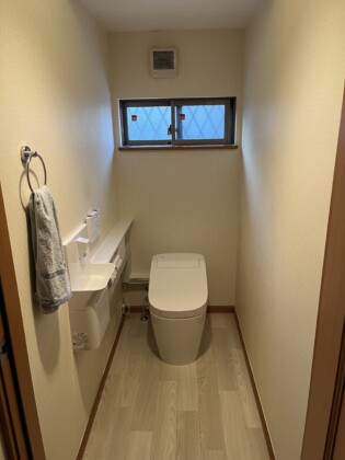 【愛知県稲沢市】トイレ交換｜圧迫感を解消！タンクレスですっきり掃除も楽なトイレに激変