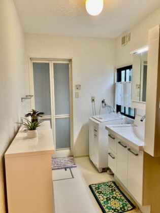 【和歌山県紀の川市】洗面脱衣所の改修｜古い洗面台を一新！白を基調とした明るく広い空間作り