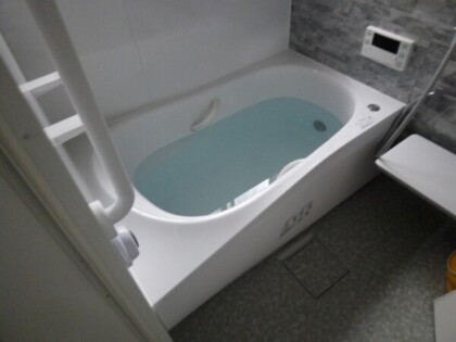 【茨木市】寒いタイル風呂をTOTOサザナへ！階段手すりも設置したバリアフリー改修事例