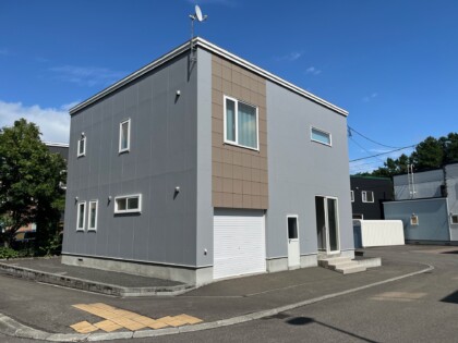 【札幌市厚別区】外壁ビフォーアフター｜グレー×ベージュのツートンカラーでおしゃれに再生