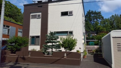 【札幌市南区】外壁塗装・塀塗装の施工事例｜建物と外構の色を統一してモダンな印象へ