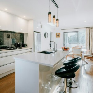 マンションのキッチンリフォーム費用相場は？注意点や費用を抑えるコツも解説