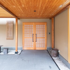 玄関ドアをリフォームで引き戸から開き戸へ！注意点や費用相場を解説