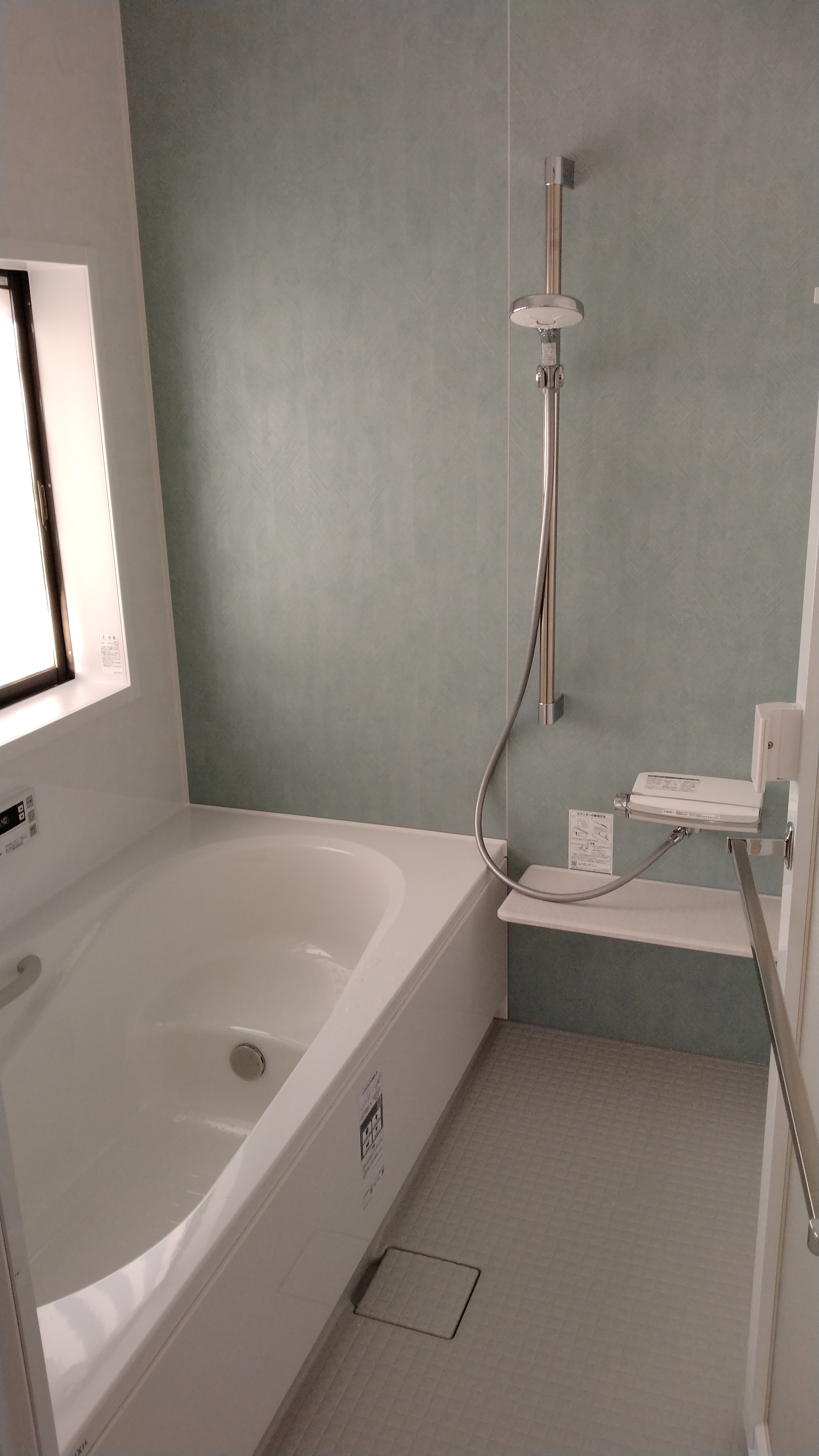 【横浜市港北区】お風呂リフォーム｜暗い浴室が激変！ミントグリーンのパネルで明るく爽やかな空間へ