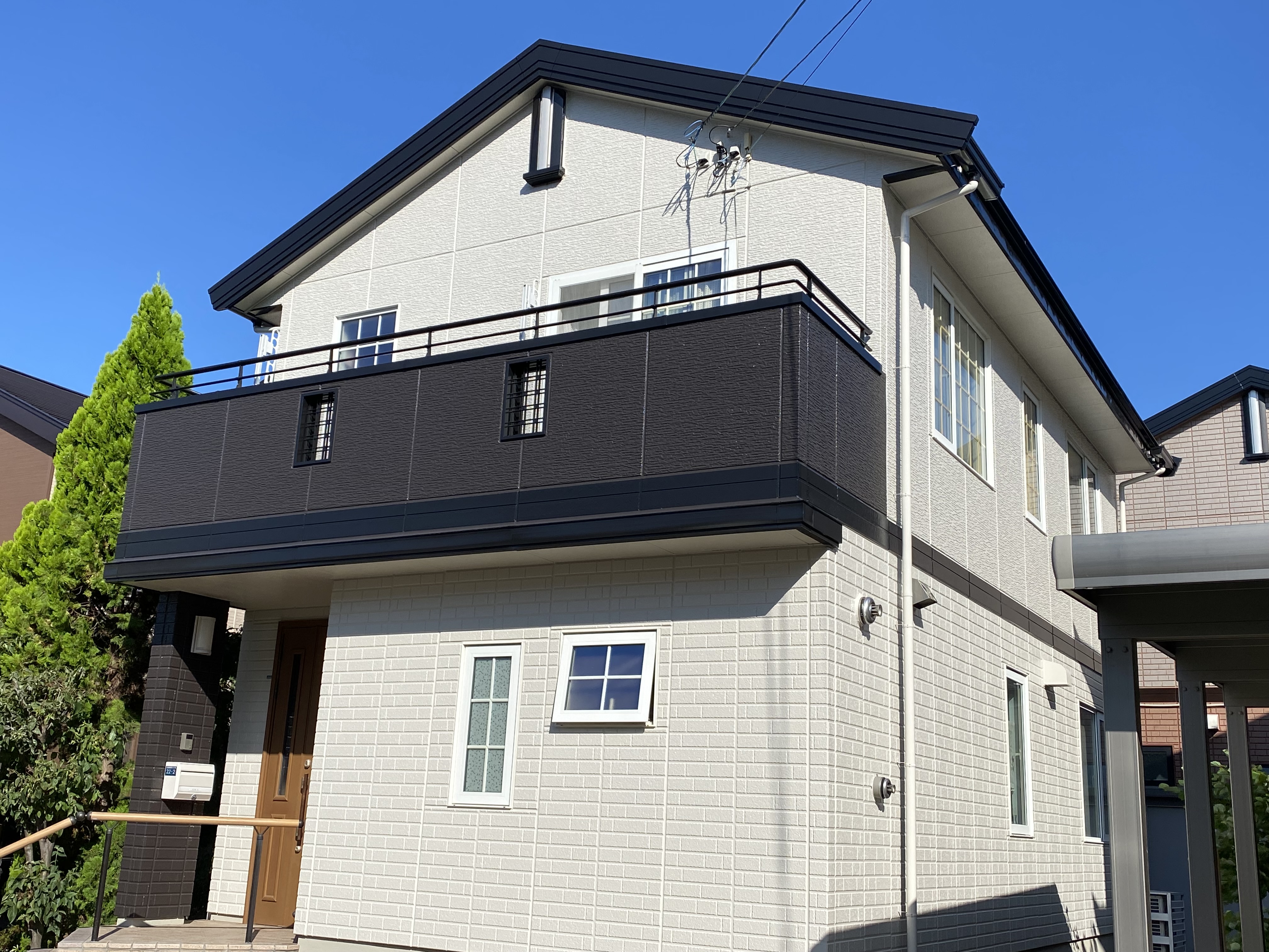 【札幌市厚別区】外壁ビフォーアフター｜外観が一変！モノトーン配色のスタイリッシュな外観