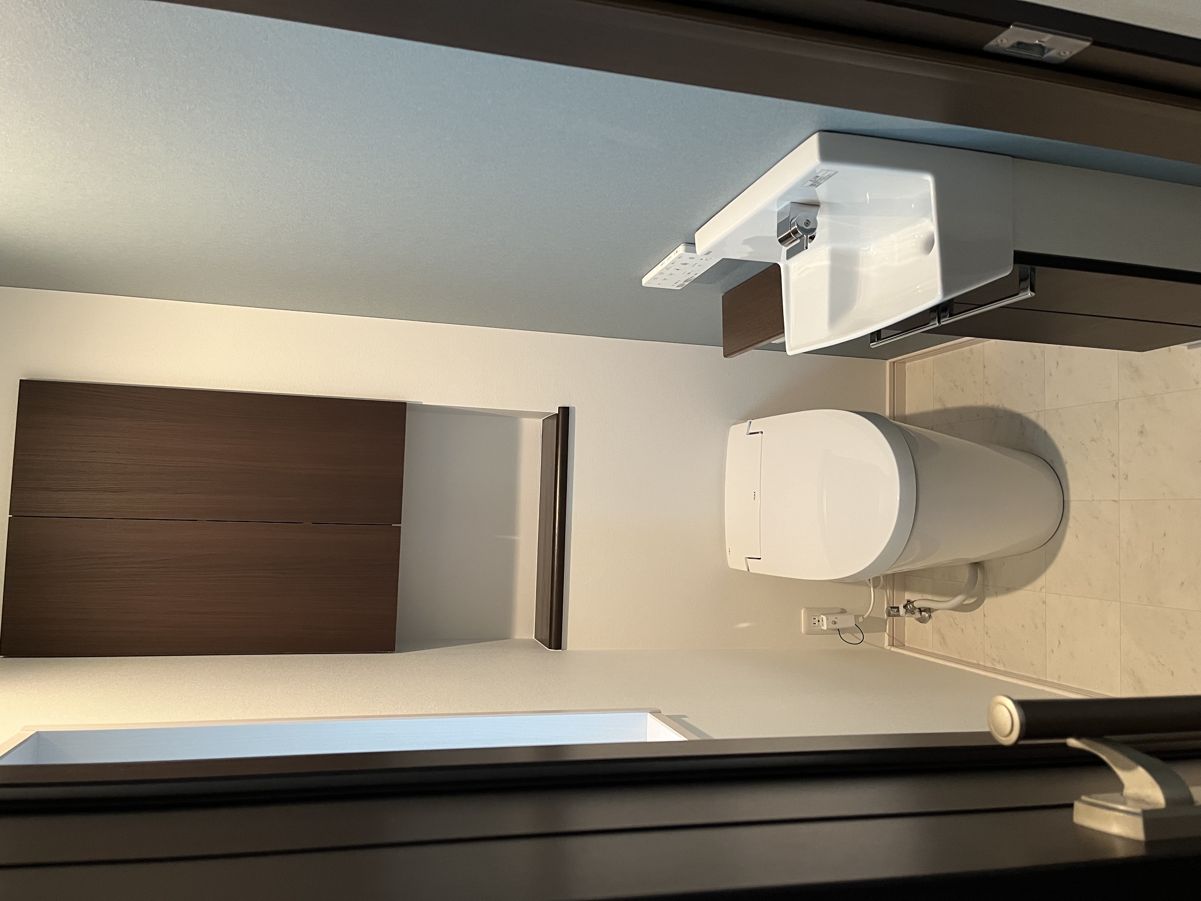 【大阪府大東市】水回りリフォーム｜狭いトイレが激変！ブルーグレーのクロスがおしゃれな収納空間