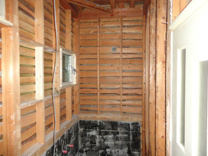 浴室解体構造の木材が見えている
